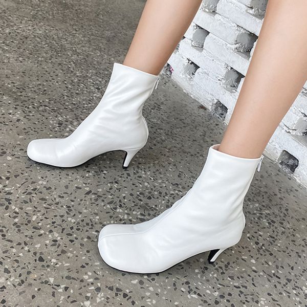 2021 the new autumn fashions high-heel black-white leather fly women's toe-round boots dwaterproof water shoes 51ex
2021 the new autumn fashions high-heel black-white leather fly women's toe-round boots dwaterproof water shoes 51ex