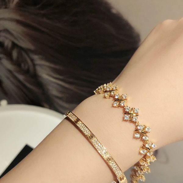 2020 new four diamond cross full diamond bracelet silver gold-plated elegant fashion elegant gorgeous gold delivery, Golden;silver
2020 new four diamond cross full diamond bracelet silver gold-plated elegant fashion elegant gorgeous gold delivery, Golden;silver