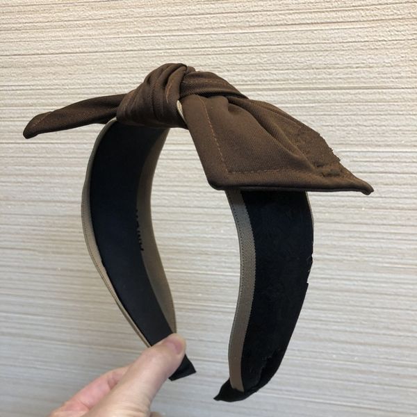 2021 new style retro seiko to make knitted leather temperament bowtie hair hoop trendy hair ornaments
2021 new style retro seiko to make knitted leather temperament bowtie hair hoop trendy hair ornaments