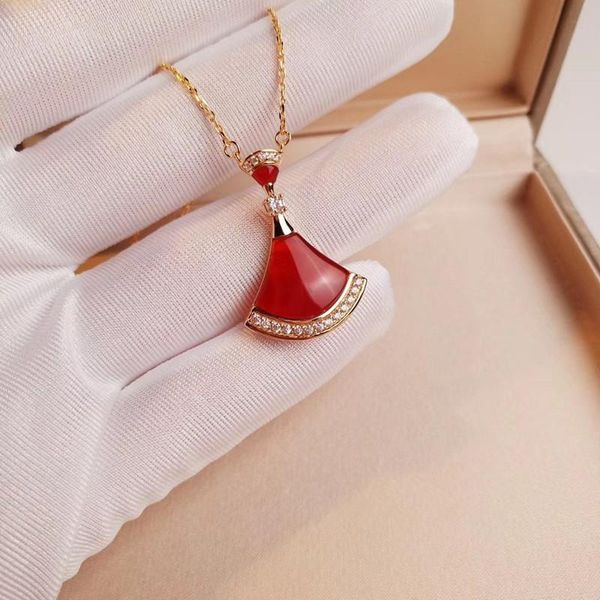 2020 s925 sterling silver small skirt with diamond necklace rose gold carnelian white fritillary fan-shaped diamond pendant
2020 s925 sterling silver small skirt with diamond necklace rose gold carnelian white fritillary fan-shaped diamond pendant