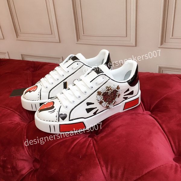 2021new mans arrival casual shoes white black red fashion mens women leather breathable shoes open low sports sneakers hc191009
2021new mans arrival casual shoes white black red fashion mens women leather breathable shoes open low sports sneakers hc191009