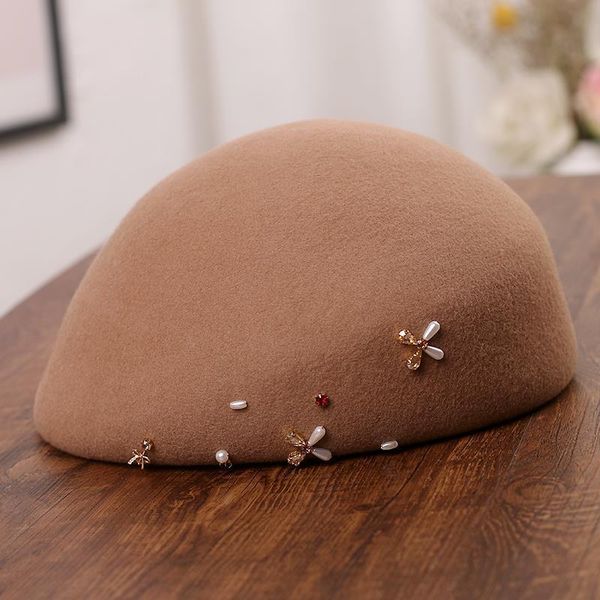 french light luxury hand sewn pearl wool beret female autumn winter elegant british retro fashion hat 
french light luxury hand sewn pearl wool beret female autumn winter elegant british retro fashion hat
