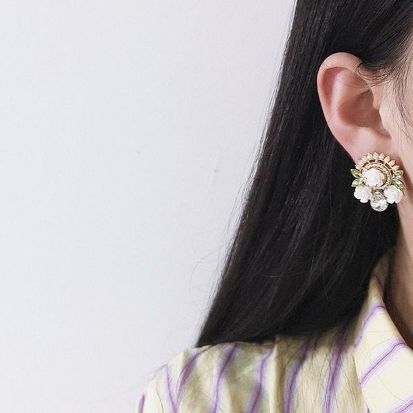 stud 2021 arrival classic water drop white green crystal earrings for women sweet flower cirlce jewelry fashion brincos gift, Golden;silver
stud 2021 arrival classic water drop white green crystal earrings for women sweet flower cirlce jewelry fashion brincos gift, Golden;silver