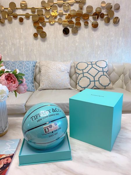 new tiffany&co. x spalding merch basketball python pattern commemorative edition pu game size 7 with box
new tiffany&co. x spalding merch basketball python pattern commemorative edition pu game size 7 with box