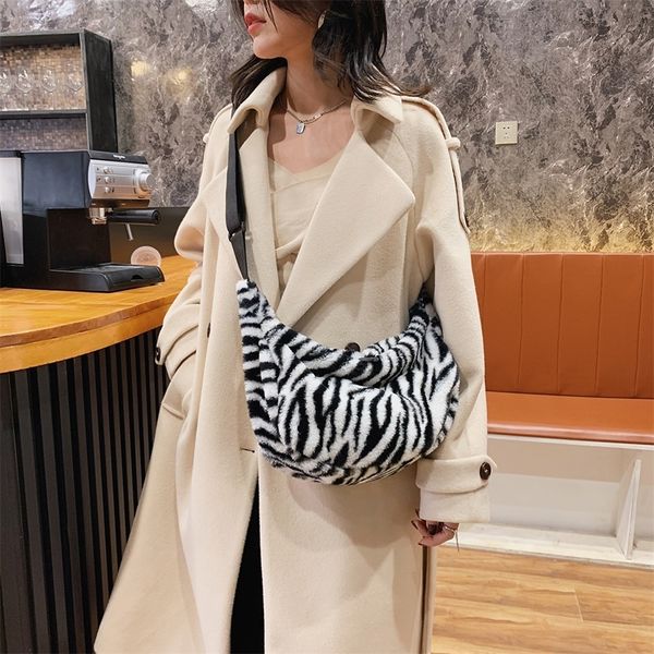 vintage street shoulder messenger purse bag aniaml pattern plush dumpling clutch popular simple female daily bag
vintage street shoulder messenger purse bag aniaml pattern plush dumpling clutch popular simple female daily bag