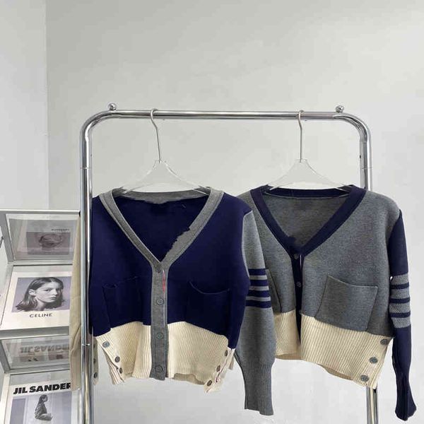 2022 factory wholesale new model autumn and winter 21 + color blocking knitted four bar v-neck long sleeve loose thin cardigan for lovers, White;black
2022 factory wholesale new model autumn and winter 21 + color blocking knitted four bar v-neck long sleeve loose thin cardigan for lovers, White;black