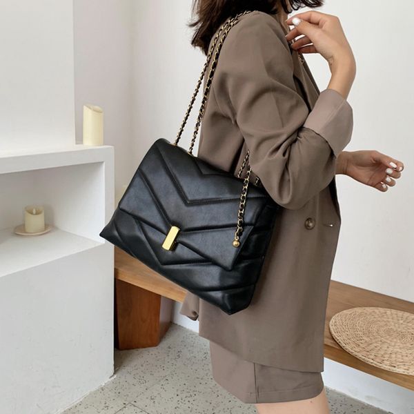 new 2020 autum women's large capacity chain shoulder bags female soft leather big handbag totes luxury design casual travel bag c1223
new 2020 autum women's large capacity chain shoulder bags female soft leather big handbag totes luxury design casual travel bag c1223