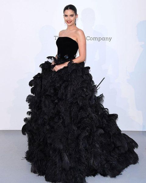 luxury black evening dresses strapless feather hand made beaded flower sweep train formal party gowns custom made long prom dress
luxury black evening dresses strapless feather hand made beaded flower sweep train formal party gowns custom made long prom dress