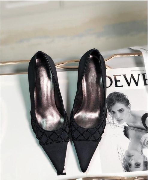 classic vintage diamond pointed high heels single shoes, necessary for goddess classic middle heel pearl high heels, Black
classic vintage diamond pointed high heels single shoes, necessary for goddess classic middle heel pearl high heels, Black