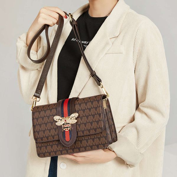 luxurys designers hong kong special counter tide brand bee women's 2021 new single shoulder messenger versatile leather bag
luxurys designers hong kong special counter tide brand bee women's 2021 new single shoulder messenger versatile leather bag