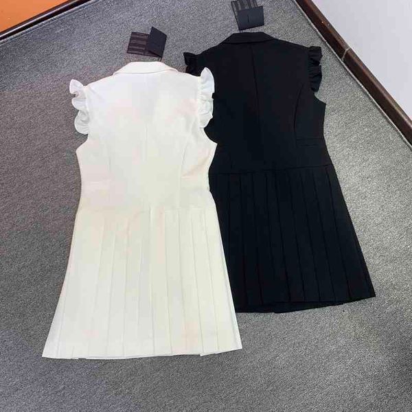 ruffle black/white print women dress milan runway lapel neck short sleeves empire summer 052405
ruffle black/white print women dress milan runway lapel neck short sleeves empire summer 052405