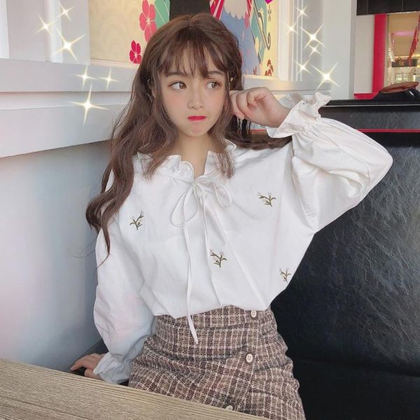 2021 new small fresh embroidered ruffle lace shirt loose casual long sleeve women blouse retro japanese v-neck white puff sleeve 
2021 new small fresh embroidered ruffle lace shirt loose casual long sleeve women blouse retro japanese v-neck white puff sleeve