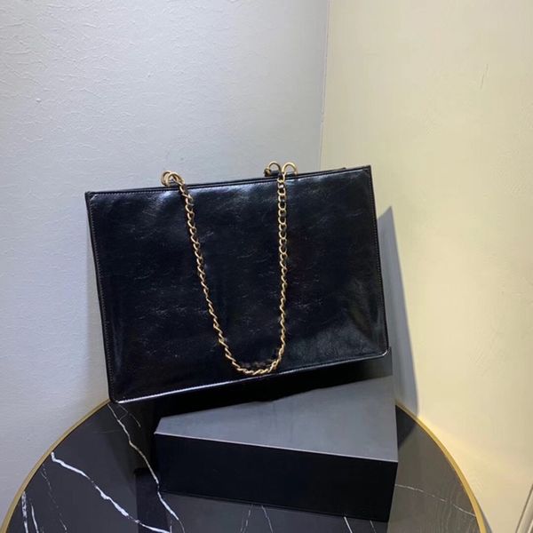 new vintage leather one-shoulder shopping tote bag 1942 duffle bags interior zipper pocket fashion genuine leather versatile chains single
new vintage leather one-shoulder shopping tote bag 1942 duffle bags interior zipper pocket fashion genuine leather versatile chains single