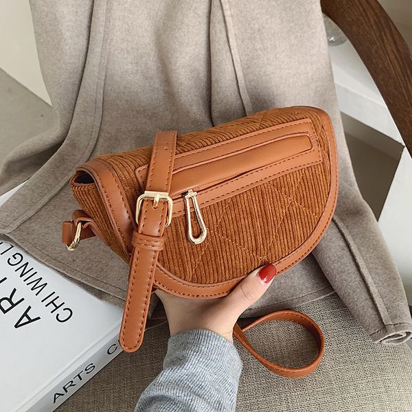winter 2021 luxury designer fashion women's pony saddle strap bag rib velvet women's handbag and handbag, Black;red
winter 2021 luxury designer fashion women's pony saddle strap bag rib velvet women's handbag and handbag, Black;red