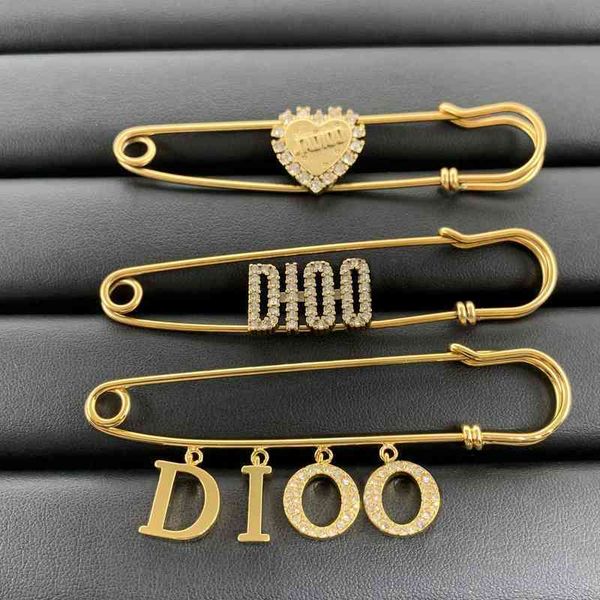 2022 latest factory wholesale brooch new letter diamond inlaid fashion pin high version fashion net red same brooch, Gray
2022 latest factory wholesale brooch new letter diamond inlaid fashion pin high version fashion net red same brooch, Gray