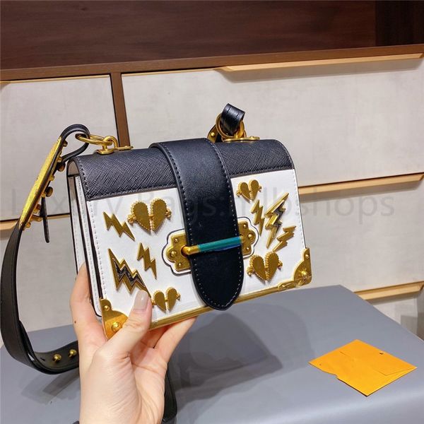 luxury fashion women beads two-tone flap shoulder bags fashion designer chains crossbody bags 2021 ladies handbags clutch bags
luxury fashion women beads two-tone flap shoulder bags fashion designer chains crossbody bags 2021 ladies handbags clutch bags