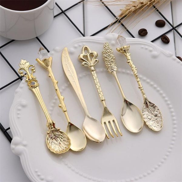 spoons 6pcs vintage fork mini royal style metal gold carved coffee fruit prikkers dessert kitchen tool teaspoon 1set
spoons 6pcs vintage fork mini royal style metal gold carved coffee fruit prikkers dessert kitchen tool teaspoon 1set