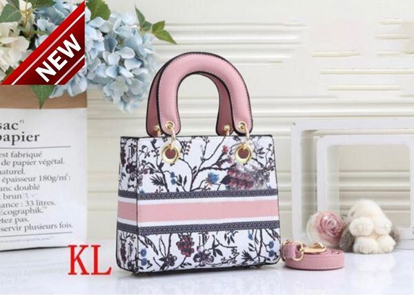 2022 zipper dark gray small woven medium open pocket solid princess hard handle vertical square bag
2022 zipper dark gray small woven medium open pocket solid princess hard handle vertical square bag