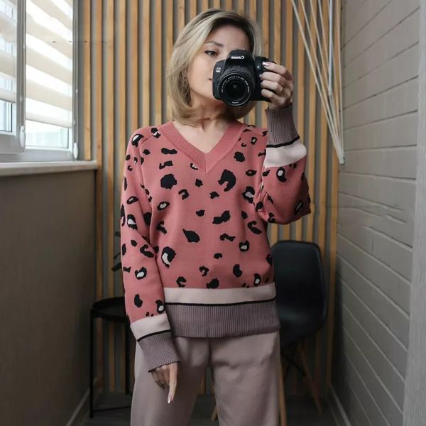 spring women knitted tracksuits 2 piece sets women costume v neck leopard pullover sweater + knitted pencil pants suits, Gray
spring women knitted tracksuits 2 piece sets women costume v neck leopard pullover sweater + knitted pencil pants suits, Gray