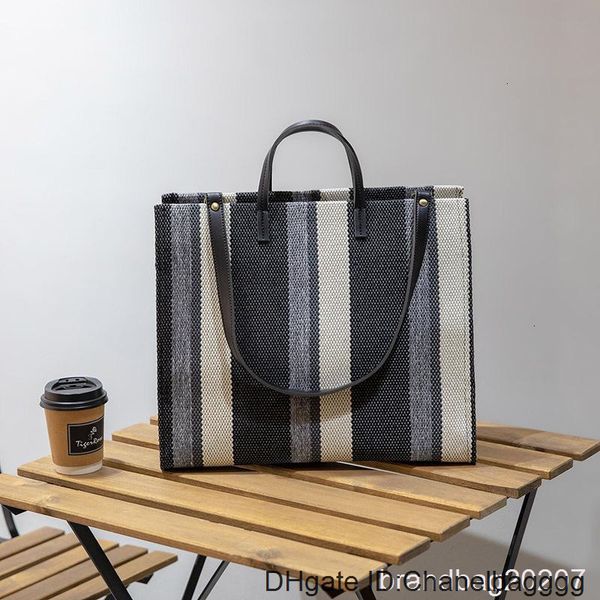 2019 ma'am portable briefcase woman hit color concise single shoulder messenger canvas bale temperament goddess handbags luxury
2019 ma'am portable briefcase woman hit color concise single shoulder messenger canvas bale temperament goddess handbags luxury