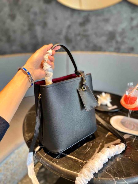 new women messenger bag diagonal bag classic style fashion bags shoulder bags lady totes handbags 23*23 cm
new women messenger bag diagonal bag classic style fashion bags shoulder bags lady totes handbags 23*23 cm