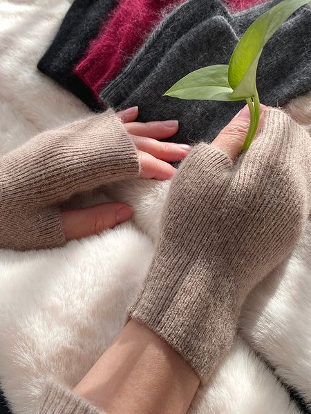 mink half finger warm gloves for girls
mink half finger warm gloves for girls