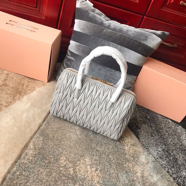 the new5bb033 womens designer handbags imported lamb skin the leather is fine and soft cotton inside lambskin inner pouch joker fashion bags
the new5bb033 womens designer handbags imported lamb skin the leather is fine and soft cotton inside lambskin inner pouch joker fashion bags