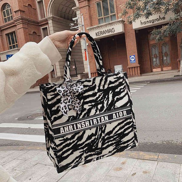 2022 factory wholesale new tot fashion square portable oil painting silk scarf women's bag trend
2022 factory wholesale new tot fashion square portable oil painting silk scarf women's bag trend
