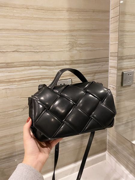 the new fashion female pillow bag 2020 pu leather women designer handbag crossbody bag
the new fashion female pillow bag 2020 pu leather women designer handbag crossbody bag