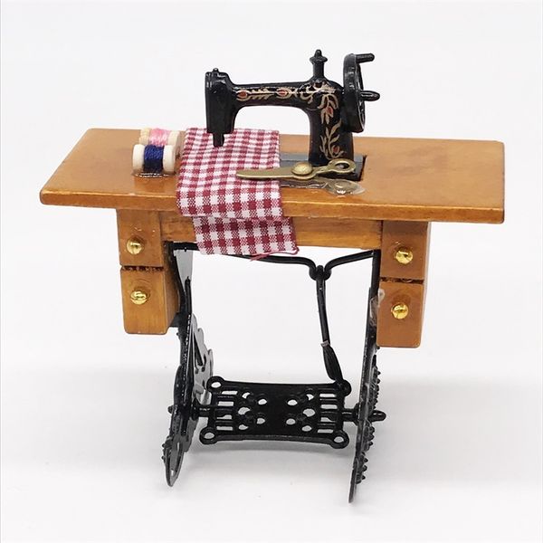 1: 12 mini dollhouse dollhouse setting accessories miniature classic sewing machine shooting props handmade design crsm
1: 12 mini dollhouse dollhouse setting accessories miniature classic sewing machine shooting props handmade design crsm