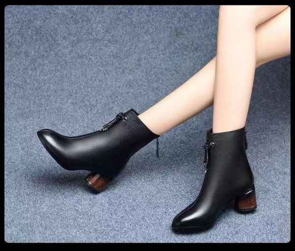 leather women's high boots 2021 winter black velvet thick warm women's shoes thick med heel ankle boots size 40
leather women's high boots 2021 winter black velvet thick warm women's shoes thick med heel ankle boots size 40