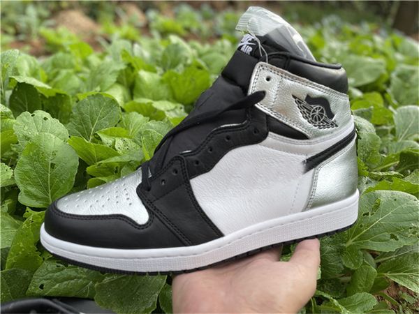new authentic 1 high og wmns silver toe genuine black leather metallic white men women outdoor shoes sports sneakers with box
new authentic 1 high og wmns silver toe genuine black leather metallic white men women outdoor shoes sports sneakers with box