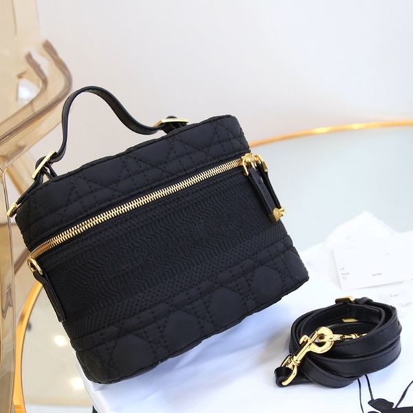 2020 new cosmetic bag upgraded version with embroidered shoulder straps, multi-back method saddle bag, novel and exquisite design, fashion t
2020 new cosmetic bag upgraded version with embroidered shoulder straps, multi-back method saddle bag, novel and exquisite design, fashion t