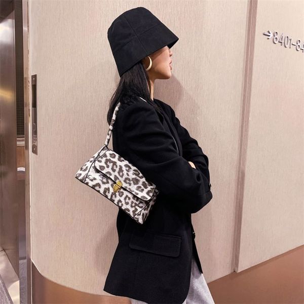 women leopard shoulder underarm bag retro pu portable female flap handbags totes youth ladies simple versatile bag
women leopard shoulder underarm bag retro pu portable female flap handbags totes youth ladies simple versatile bag