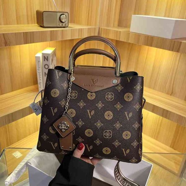 2022 factory wholesale texture portable women's large capacity new fashion bucket bag trend single shoulder messenger bag
2022 factory wholesale texture portable women's large capacity new fashion bucket bag trend single shoulder messenger bag