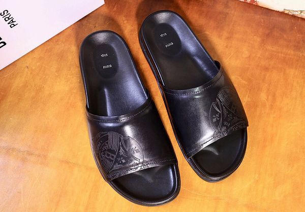 italian production of leather slippers, vamp partial engraving, outsole full love letter engraving. size: 38-45,, Black
italian production of leather slippers, vamp partial engraving, outsole full love letter engraving. size: 38-45,, Black
