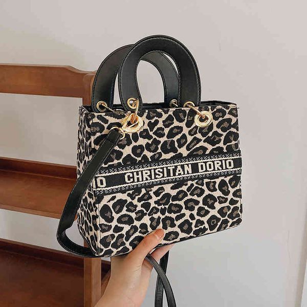 2022 factory wholesale bag women new single shoulder messenger portable women's square bag net red small fragrance foreign style fashio
2022 factory wholesale bag women new single shoulder messenger portable women's square bag net red small fragrance foreign style fashio