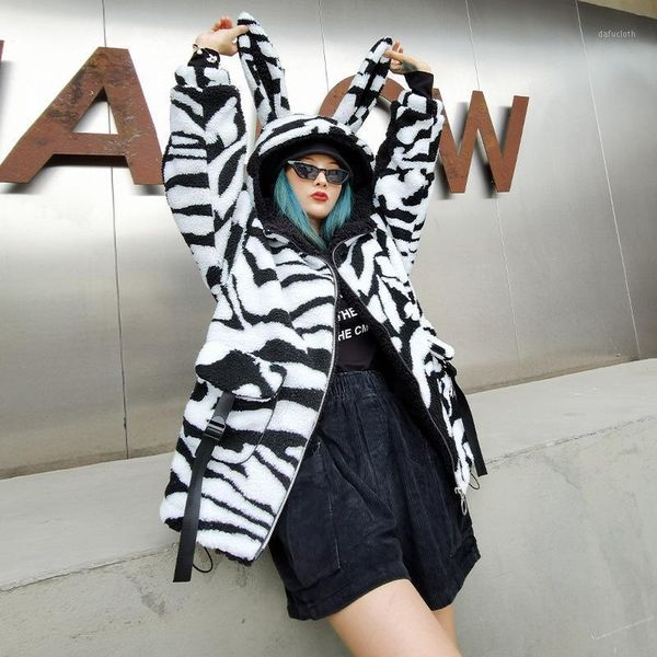 streetwear women winter coat 2020 fashion loose hooded lamb fur jackets female double pockets warm faux fur coats1, Black
streetwear women winter coat 2020 fashion loose hooded lamb fur jackets female double pockets warm faux fur coats1, Black