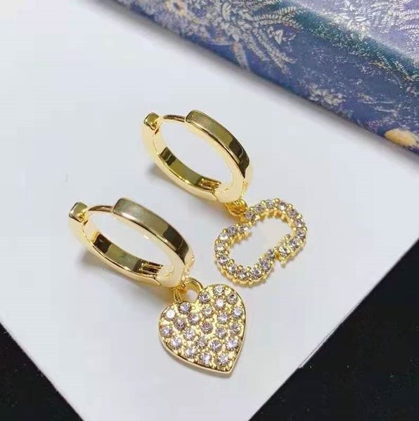 2021 cd there are stamps with luxury letter earrings and tassel chain star earrings, inlaid with bee-sized pearl earplugs. 4, Golden;silver
2021 cd there are stamps with luxury letter earrings and tassel chain star earrings, inlaid with bee-sized pearl earplugs. 4, Golden;silver