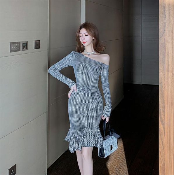 casual dresses 2021 fashion women's oblique collar strapless waist long-sleeved plaid ruffled fishtail bag hip dress, Black;gray
casual dresses 2021 fashion women's oblique collar strapless waist long-sleeved plaid ruffled fishtail bag hip dress, Black;gray