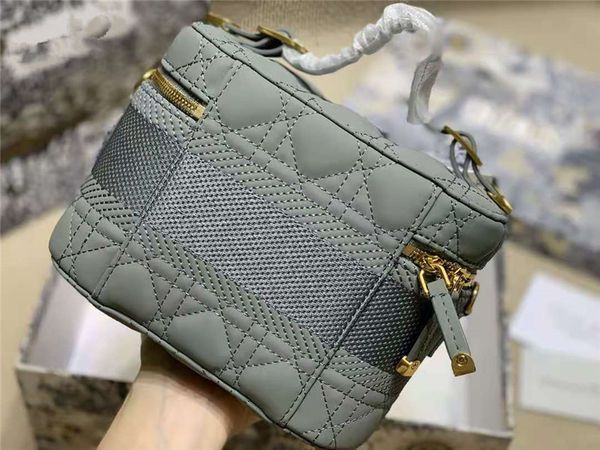 fiber luxurys desginers embroidery travel bag lattice thread women tote zipper handble double use handbags with shoulder strap crossbody bag
fiber luxurys desginers embroidery travel bag lattice thread women tote zipper handble double use handbags with shoulder strap crossbody bag