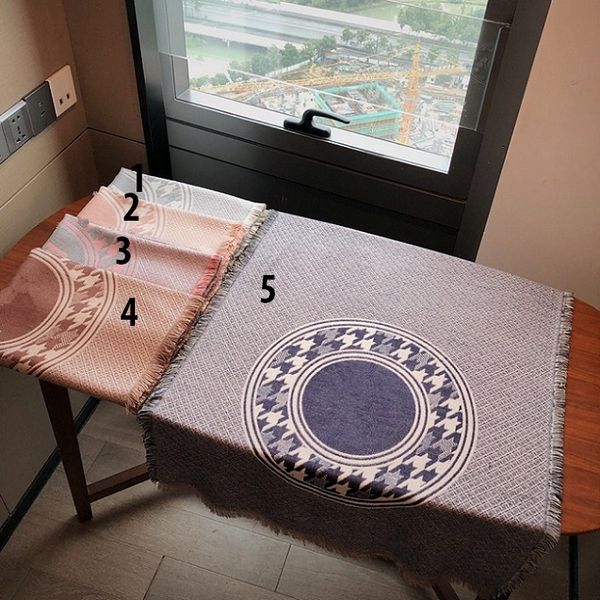2020 autumn and winter new style temperament scarf fashion all kinds of temperament lady's shawl exquisite workmanship size 180-65cm, Blue;gray
2020 autumn and winter new style temperament scarf fashion all kinds of temperament lady's shawl exquisite workmanship size 180-65cm, Blue;gray
