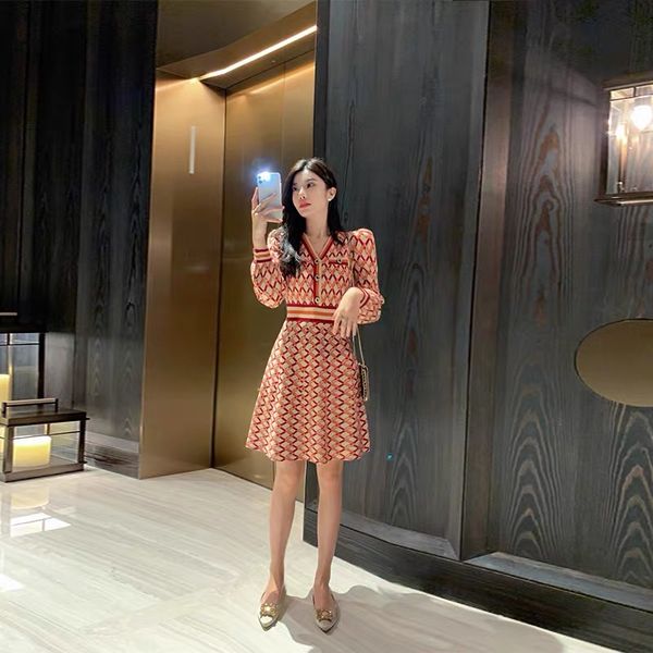 1128 2020 autumn brand same style regular v neck plaid dress sweater women clothes, White;black
1128 2020 autumn brand same style regular v neck plaid dress sweater women clothes, White;black