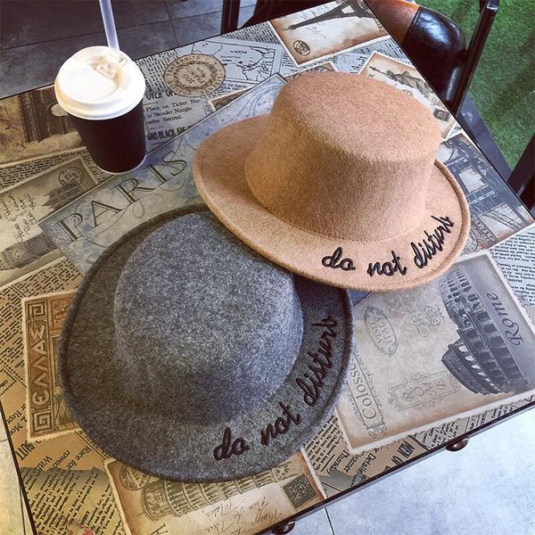 2018 корея стиль вышивка письма лодка шляпа пружины зима шерсть круглый лук плоский сопутствующий широкий bril fedoras шляпы для женщин пана, Black;white 
2018 корея стиль вышивка письма лодка шляпа пружины зима шерсть круглый лук плоский сопутствующий широкий bril fedoras шляпы для женщин пана, Black;white