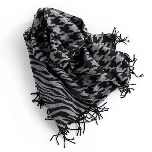 scarves 2021korean autumn and winter cashmere color matching women's scarf fashion tassel classic lattice thickened warm shawl, Blue;gray
scarves 2021korean autumn and winter cashmere color matching women's scarf fashion tassel classic lattice thickened warm shawl, Blue;gray