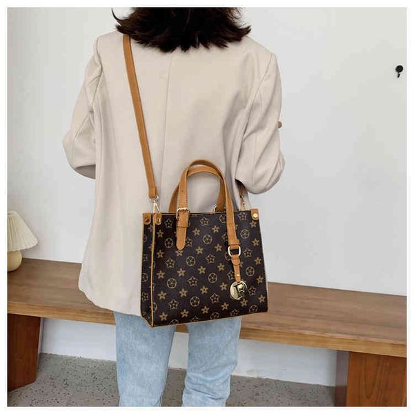 2022 factory wholesale women's printing messenger shopping texture single shoulder diagonal bag large capacity portable tote bag
2022 factory wholesale women's printing messenger shopping texture single shoulder diagonal bag large capacity portable tote bag