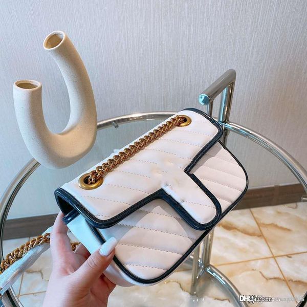 2020 new fashion versatile color matching high-grade texture chain bag, cross arm single shoulder hand is good-looking.
2020 new fashion versatile color matching high-grade texture chain bag, cross arm single shoulder hand is good-looking.