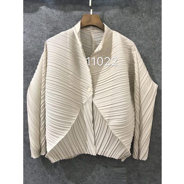 women's jackets changpleat 2021 autumn women short coats miyak pleated fashion loose long sleeve large size cardigan jacket tide c8797, Black;brown
women's jackets changpleat 2021 autumn women short coats miyak pleated fashion loose long sleeve large size cardigan jacket tide c8797, Black;brown