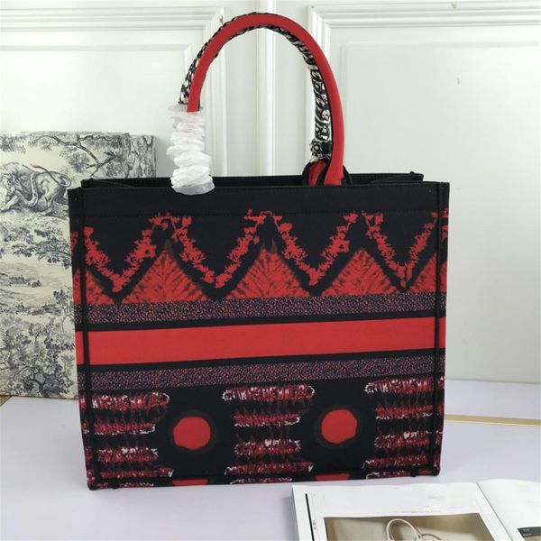 new 2021 retro shoulder bag made of high-quality genuine leather, fashion printed messenger bag, trendy and novel bag8
new 2021 retro shoulder bag made of high-quality genuine leather, fashion printed messenger bag, trendy and novel bag8