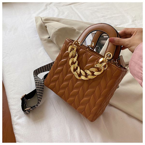 dai fei bag female 2021 fashion chain portable small square high sense one shoulder messenger bag
dai fei bag female 2021 fashion chain portable small square high sense one shoulder messenger bag